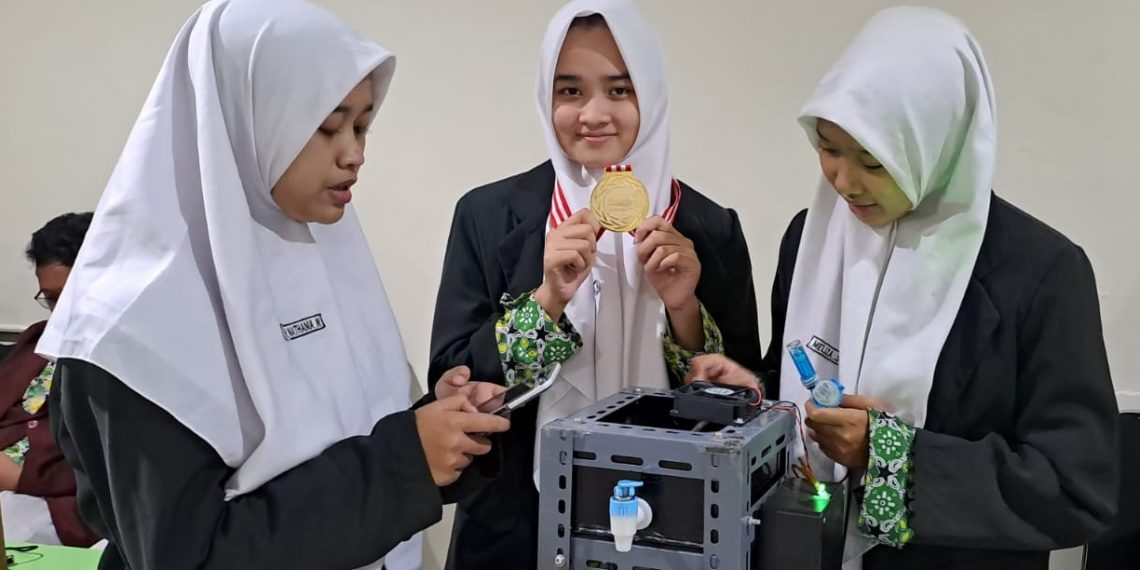 Siswa MAN Sidoarjo Temukan Alat Penyaring Air Limbah Laundry Berbasis IoT