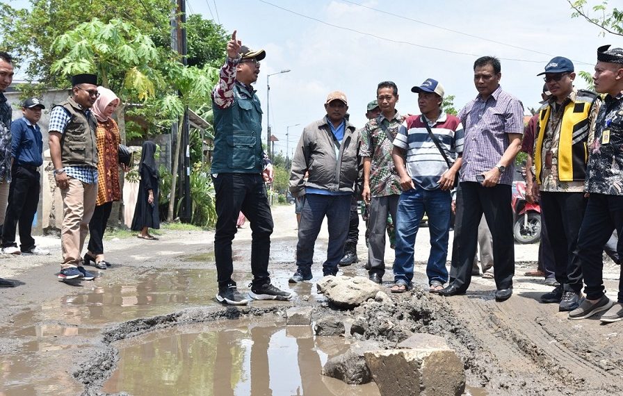 Bupati Sidak Jalan Rusak Parah Tarik-Mlirip Pastikan Dibeton Tahun 2023