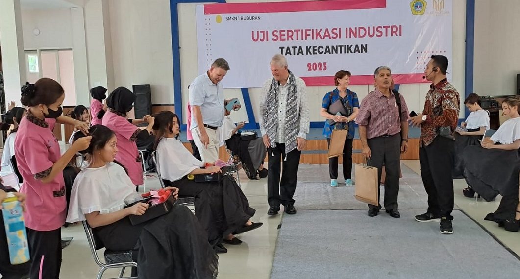 Delegasi Australia Barat Kagumi Karya Siswa SMK Negeri 1 Buduran