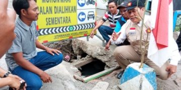 Jalan Desa Siwalanpaji Rusak Parah, BHS : Ini Memalukan Sekali, Sudah 3 Bulan Tidak Dibenahi