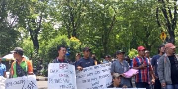 Puluhan Warga Demo Kantor Bupati Sidoarjo, Kuasa Hukum : Keberadaan PT. Bernofarm Mampu Berikan Lapangan Pekerjaan