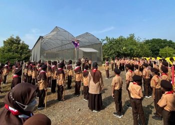 Penggalang Gerakan Pramuka SD Al Muslim Sidoarjo Peduli Lingkungan