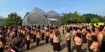 Penggalang Gerakan Pramuka SD Al Muslim Sidoarjo Peduli Lingkungan