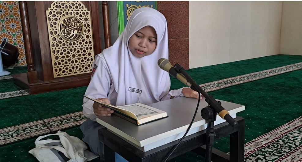 Siswi SMK Sepuluh Nopember Jadi Tahfidz Al Quran Memudahkan Belajar Akademik