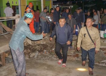 Tinjau Lokasi Bencana Bawean, Bupati Gresik Percepat Recovery Pasca-Banjir Bandang dan Longsor