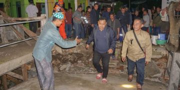 Tinjau Lokasi Bencana Bawean, Bupati Gresik Percepat Recovery Pasca-Banjir Bandang dan Longsor