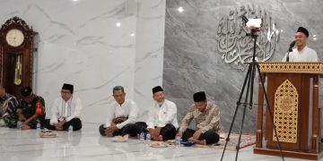 Safari Ramadhan di Masjid At Tanwir GDM, Camat Kebomas Tekankan Sinergitas Ulama-Umaro