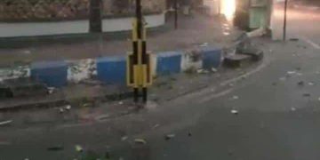 Caruban Diterjang Angin Puting Beliung, Rombong PKL Rusak hingga Pohon Tumbang