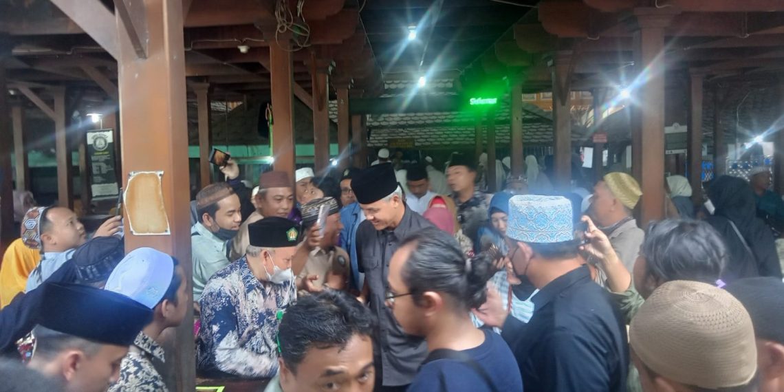Ganjar Pranowo Ziarahi Makam Sunan Gresik dan Sunan Giri, Dihadiri Ketua DPC PPP dan Wabup Gresik