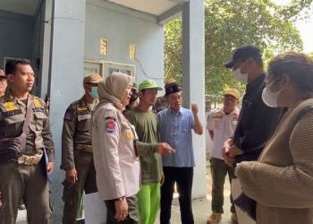 Dipimpin Camat Jusuf, Muspika Kebomas Tutup Rumah Kos Randuagung yang Diduga untuk Prostitusi Terselubung