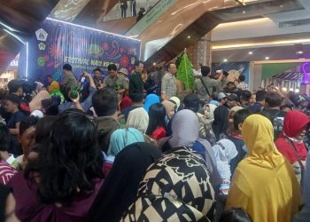 Seribu Warga Kota Gresik Berebut Tumpeng Krawu Raksasa Karya KWG