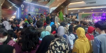 Seribu Warga Kota Gresik Berebut Tumpeng Krawu Raksasa Karya KWG