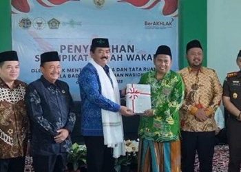 Di Gresik, Menteri ATR/BPN Hadi Tjahjanto Serahkan Sertifikat kepada 2 Ormas Terbesar: NU dan Muhammadiyah