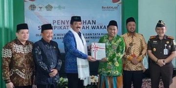 Di Gresik, Menteri ATR/BPN Hadi Tjahjanto Serahkan Sertifikat kepada 2 Ormas Terbesar: NU dan Muhammadiyah