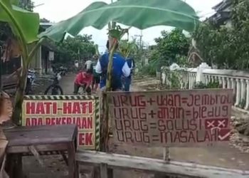 Geram Jalan Rusak, Warga 3 Desa di Kecamatan Wilangan Nganjuk Tanami Pohon Pisang