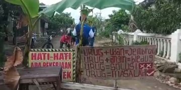 Geram Jalan Rusak, Warga 3 Desa di Kecamatan Wilangan Nganjuk Tanami Pohon Pisang