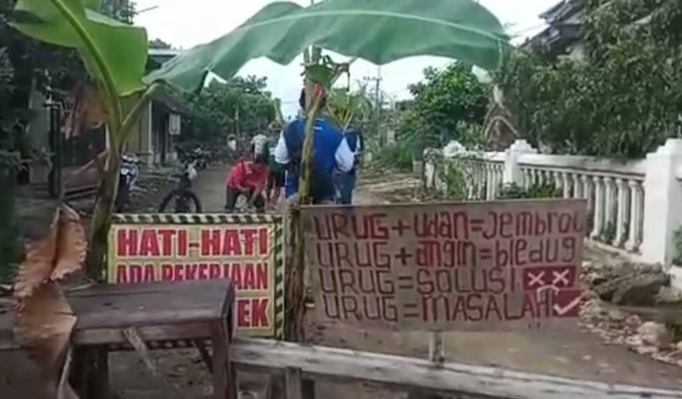 Geram Jalan Rusak, Warga 3 Desa di Kecamatan Wilangan Nganjuk Tanami Pohon Pisang