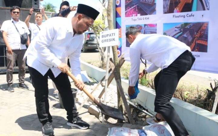 Bersama PWI, Bupati Gresik Tanam 250 Tabebuya di Titik Nol Perbatasan Gresik-Lamongan