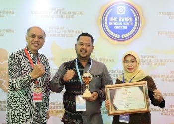 Kepesertaan 99,64%, Gresik Terima Penghargaan Pemda Berstatus UHC