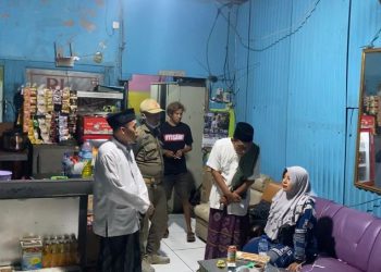 Gencarkan Razia Gabungan Muspika-MUI Kebomas, Temukan Miras di Warkop plus Karaoke