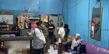 Gencarkan Razia Gabungan Muspika-MUI Kebomas, Temukan Miras di Warkop plus Karaoke