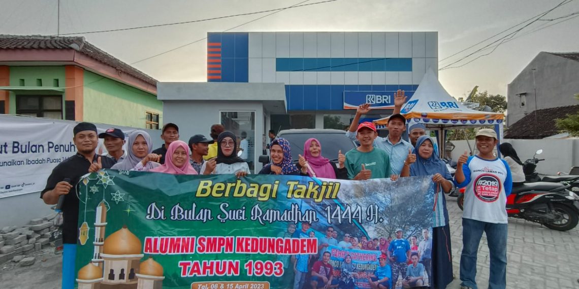 Alumni SMPN Kedungadem Angkatan 93 Berbagi Ratusan Takjil