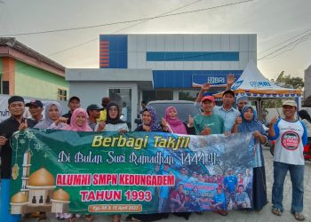 Alumni SMPN Kedungadem Angkatan 93 Berbagi Ratusan Takjil