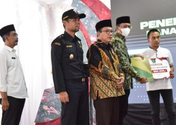 Bupati Salurkan BLT Untuk 3.383 Buruh Pabrik Rokok di Sidoarjo