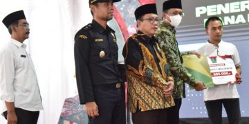 Bupati Salurkan BLT Untuk 3.383 Buruh Pabrik Rokok di Sidoarjo