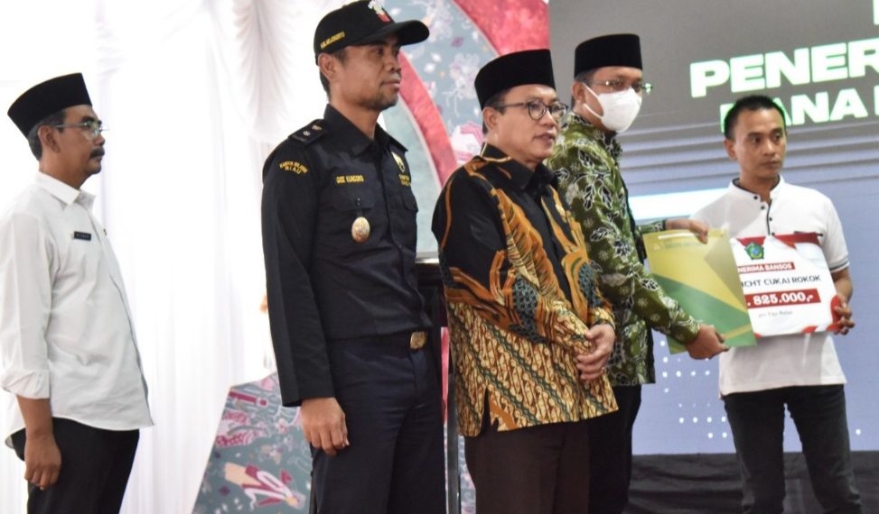 Bupati Salurkan BLT Untuk 3.383 Buruh Pabrik Rokok di Sidoarjo
