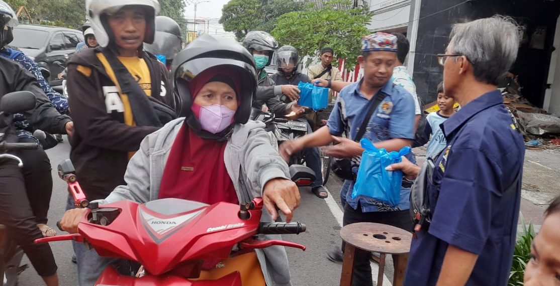 PWI Sidoarjo Bersama Mitra Berbagi Ratusan Paket Takjil