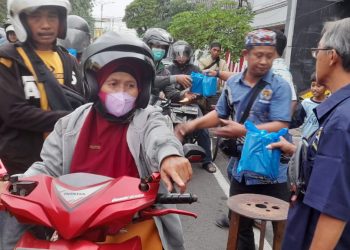 PWI Sidoarjo Bersama Mitra Berbagi Ratusan Paket Takjil
