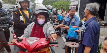 PWI Sidoarjo Bersama Mitra Berbagi Ratusan Paket Takjil