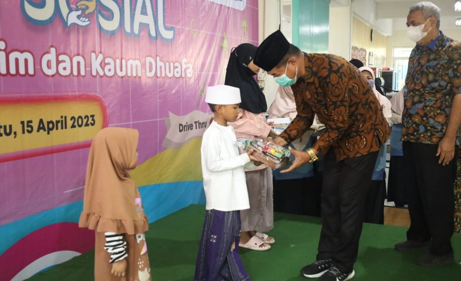 Al Muslim Berbagi 1.343 Paket Sembako Secara Drive Thru