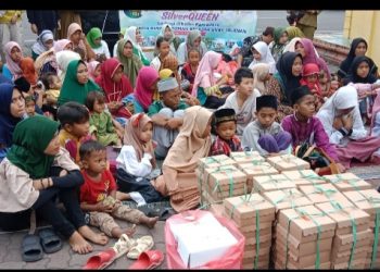 Ibu-ibu Silver Queen Berbagi 500 Paket Takjil kepada Pelintas Jalan dan Anjal Gubernur Suryo