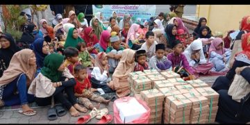 Ibu-ibu Silver Queen Berbagi 500 Paket Takjil kepada Pelintas Jalan dan Anjal Gubernur Suryo