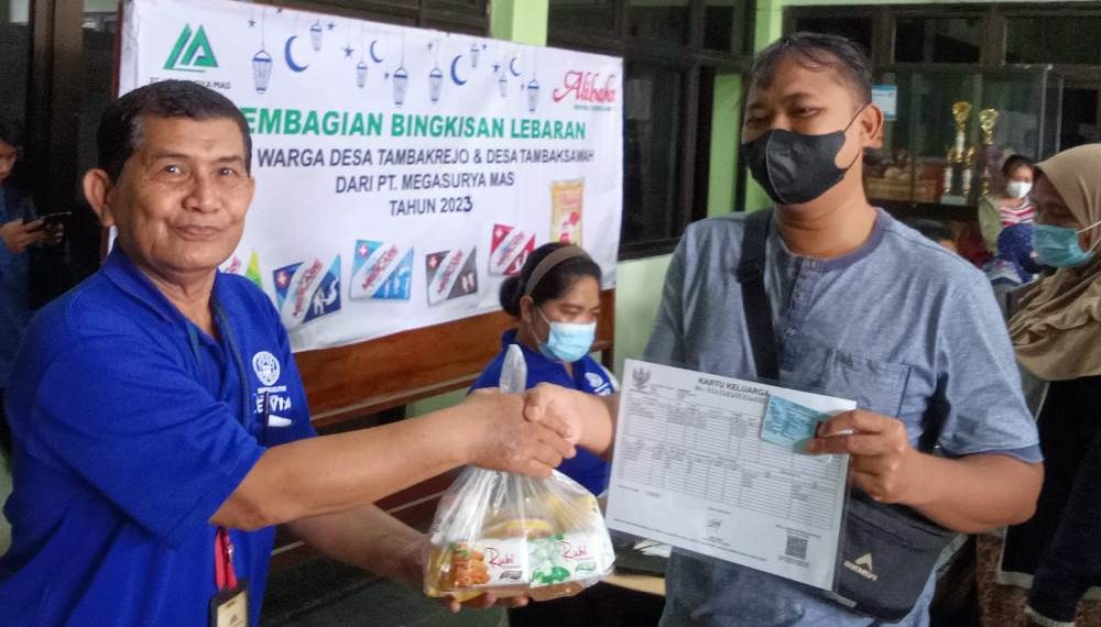 Jelang Lebaran, PT. Megasurya Mas Berbagi Bingkisan ke Warga Tambak Rejo dan Tambak Sawah
