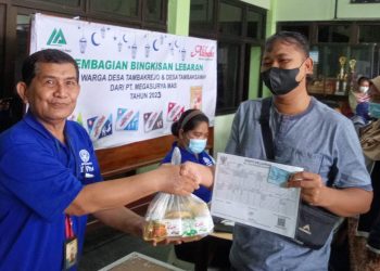 Jelang Lebaran, PT. Megasurya Mas Berbagi Bingkisan ke Warga Tambak Rejo dan Tambak Sawah