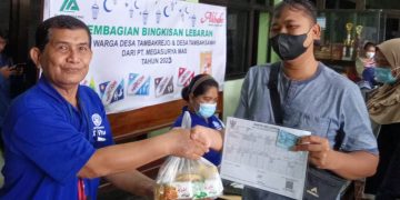 Jelang Lebaran, PT. Megasurya Mas Berbagi Bingkisan ke Warga Tambak Rejo dan Tambak Sawah