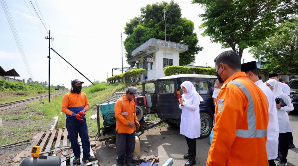 Jelang Lebaran, Pemkab Banyuwangi Tambah Penjaga Jalur Kereta Api Tak Berpalang Pintu