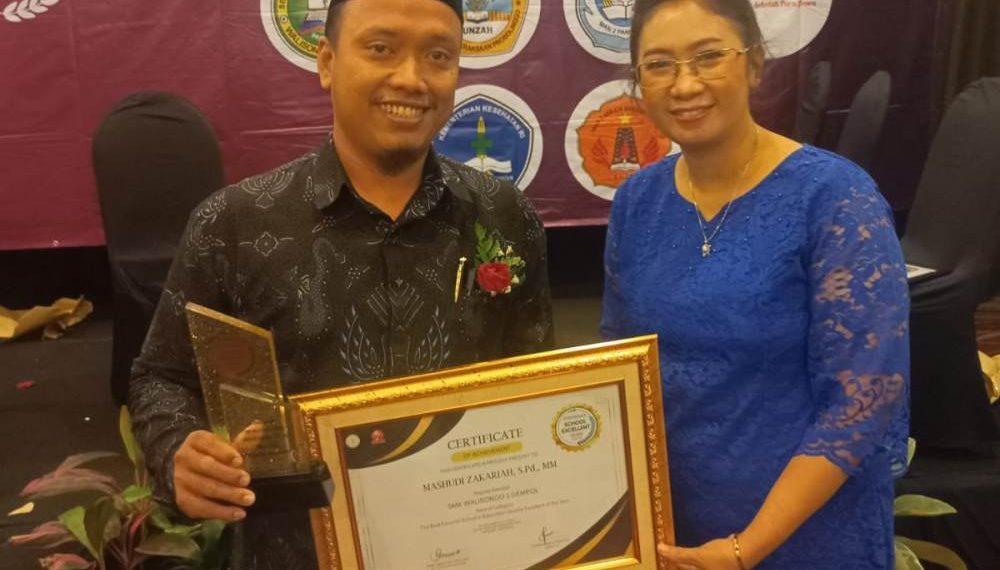 Kepala SMK Walisongo 1 Gempol Mashudi Zakariah Raih Penghargaan Indonesia School Excellent AWARD 2023