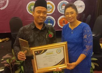 Kepala SMK Walisongo 1 Gempol Mashudi Zakariah Raih Penghargaan Indonesia School Excellent AWARD 2023