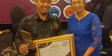 Kepala SMK Walisongo 1 Gempol Mashudi Zakariah Raih Penghargaan Indonesia School Excellent AWARD 2023