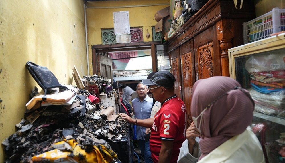 Cak Ji : Pemkot Kerahkan Satgas Perbaiki Rumah, Pasca Terbakarnya Rumah di Tenggilis