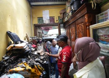 Cak Ji : Pemkot Kerahkan Satgas Perbaiki Rumah, Pasca Terbakarnya Rumah di Tenggilis