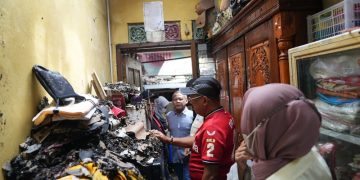 Cak Ji : Pemkot Kerahkan Satgas Perbaiki Rumah, Pasca Terbakarnya Rumah di Tenggilis