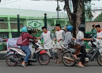 Santri SMP dan MA Dafi Pesantren Al Quran Science Berbagi Takjil