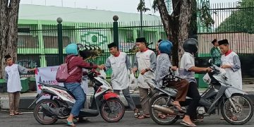 Santri SMP dan MA Dafi Pesantren Al Quran Science Berbagi Takjil