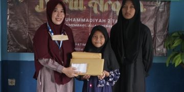 SMP Muhammadiyah 2 Taman Berbagi Sesama Anak Panti Aisyiyah Balongbendo