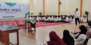 Siswa SMA Muhammadiyah 1 Taman Diajari Bersuci Yang Benar Melalui Darul Arqom
